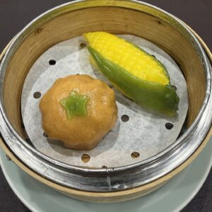 【季節限定】鶏もも肉とドライトマトの蒸し餃子 (写真左、1セット3個入り×3セット)